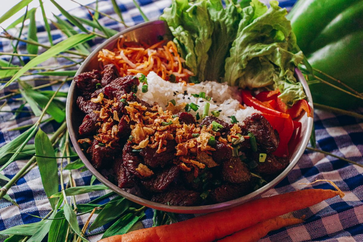 Lok Lak - Boeuf mariné sauté à la cambodgienne